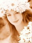devushka-v-venke-iz-romashek-222x300.jpg